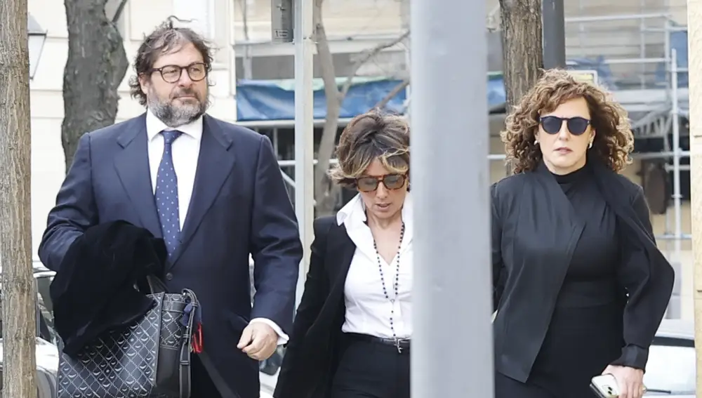 Las hermanas Cristina y Sonsoles, junto a la pareja de esta, Juan Montes, en la capilla ardiente de Fernando Ónega