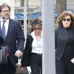 Las hermanas Cristina y Sonsoles, junto a la pareja de esta, Juan Montes, en la capilla ardiente de Fernando &Oacute;nega