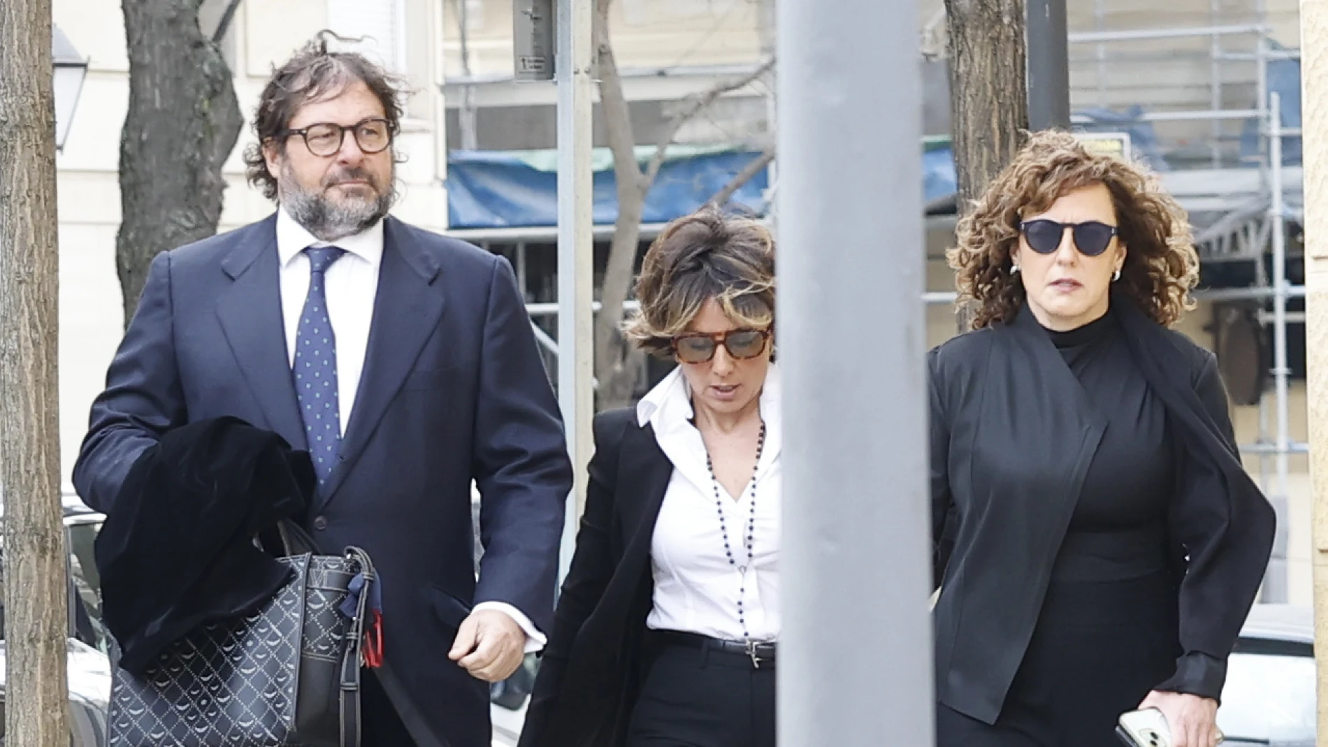 Las hermanas Cristina y Sonsoles, junto a la pareja de esta, Juan Montes, en la capilla ardiente de Fernando Ónega