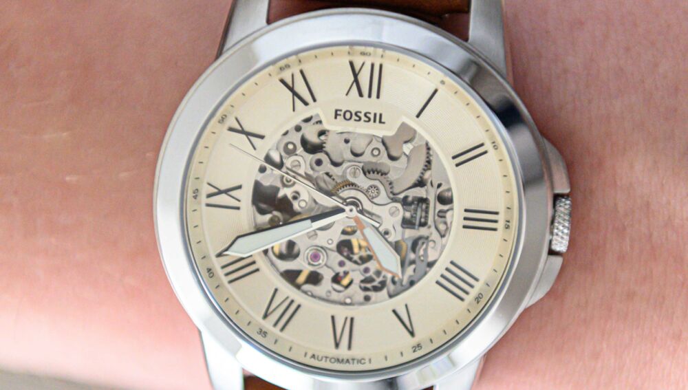 Está inspirado en los relojes clásicos, pero con ese inconfundible movimiento visible