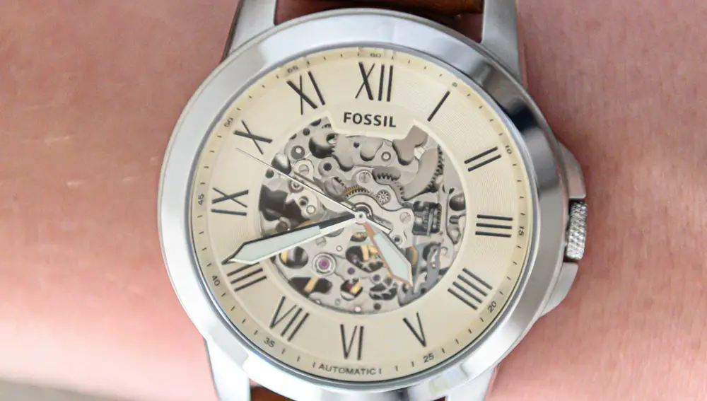 Está inspirado en los relojes clásicos, pero con ese inconfundible movimiento visible