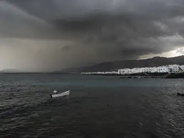 Regina golpea el archipiélago con rachas de 90 km/h, olas de siete metros y un rastro de más de 220 emergencias Borrasca sobre Canarias