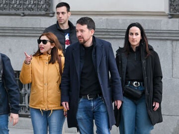 "Las piernas as&iacute; no": la juez de la Audiencia reprende a Pablo Iglesias por su postura en el tribunal del &lsquo;caso Dina&rsquo;