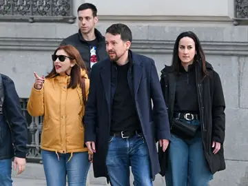 "Las piernas así no": la juez de la Audiencia reprende a Pablo Iglesias por su postura en el tribunal del ‘caso Dina’ "Las piernas así no": la juez de la Audiencia reprende a Pablo Iglesias por su postura en el tribunal del ‘caso Dina’