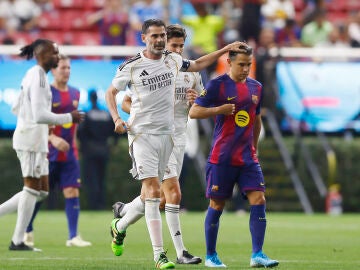 AME377. GUADALAJARA (M&Eacute;XICO), 03/03/2026.- Fernando Hierro (c-i) de Real Madrid reacciona con Javier Saviola de Barcelona FC este martes, en un partido de la 'Copa de Leyendas' entre Barcelona y Real Madrid en el Estadio Akron en Guadalajara (M&eacute;xico). EFE/ Francisco Guasco 