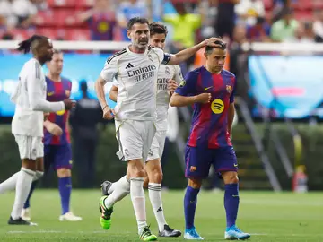 Copa de Leyendas: Barcelona - Real Madrid AME377. GUADALAJARA (MÉXICO), 03/03/2026.- Fernando Hierro (c-i) de Real Madrid reacciona con Javier Saviola de Barcelona FC este martes, en un partido de la 'Copa de Leyendas' entre Barcelona y Real Madrid en el Estadio Akron en Guadalajara (México). EFE/ Francisco Guasco