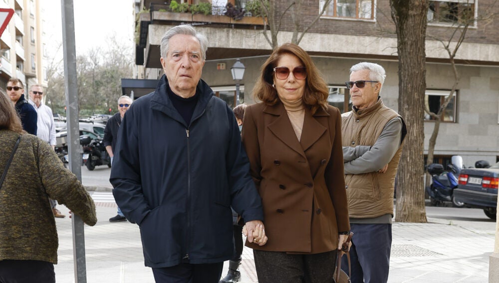 Iñaki Gabilondo y su mujer, Lola Carretero, en la capilla ardiente de Fernando Ónega