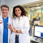 El doctor Stefano Congiu y la doctora Georgia Sarquella-Brugada con el marcapasos