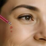 Aplicaci&oacute;n de s&eacute;rum con vitamina B12 sobre la piel con pipeta