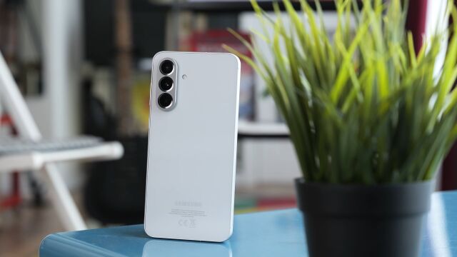 Samsung Galaxy A56 baja antes del lanzamiento del A57 y se est&aacute; quedando a precio de m&oacute;vil de entrada