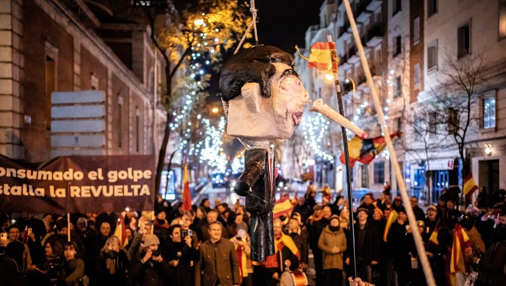 Revuelta, la organización juvenil de la órbita de Vox convocante de las concentraciones en Ferraz, ha llamado a tomar las uvas esta Nochevieja frente a la sede federal del PSOE, siguiendo la estela de las manifestaciones contra la amnistía que se suceden allí desde hace semanas. 