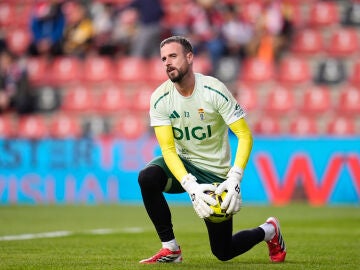 Aaron Escandell of Real Oviedo warms up during the Spanish League, LaLiga EA Sports, football match played between Rayo Vallecano and Real Oviedo at Estadio de Vallecas on March 4, 2026, in Madrid, Spain. AFP7 04/03/2026 ONLY FOR USE IN SPAIN