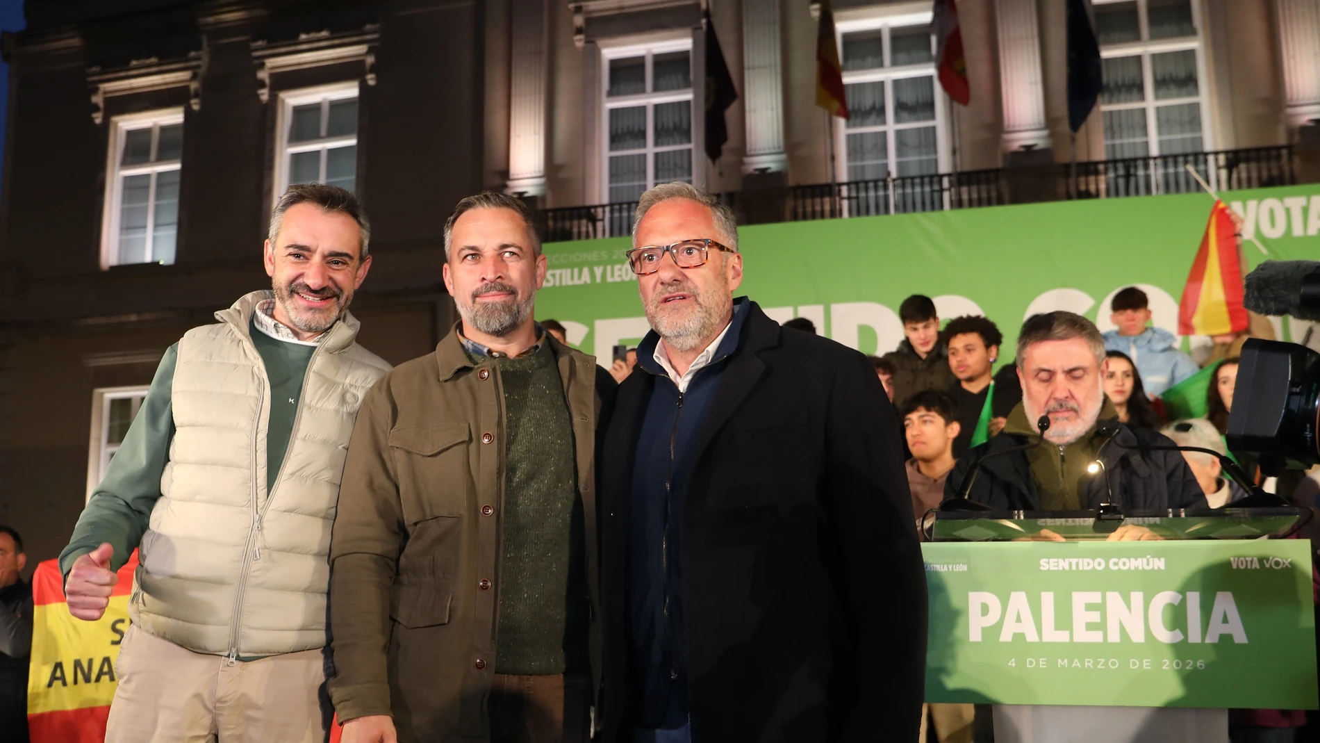 Pollán junto a Abascal y David Hierro en el mitin de Palencia