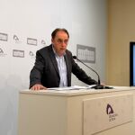 El presidente de la Diputaci&oacute;n de Soria, Benito Serrano, explica los acuerdos