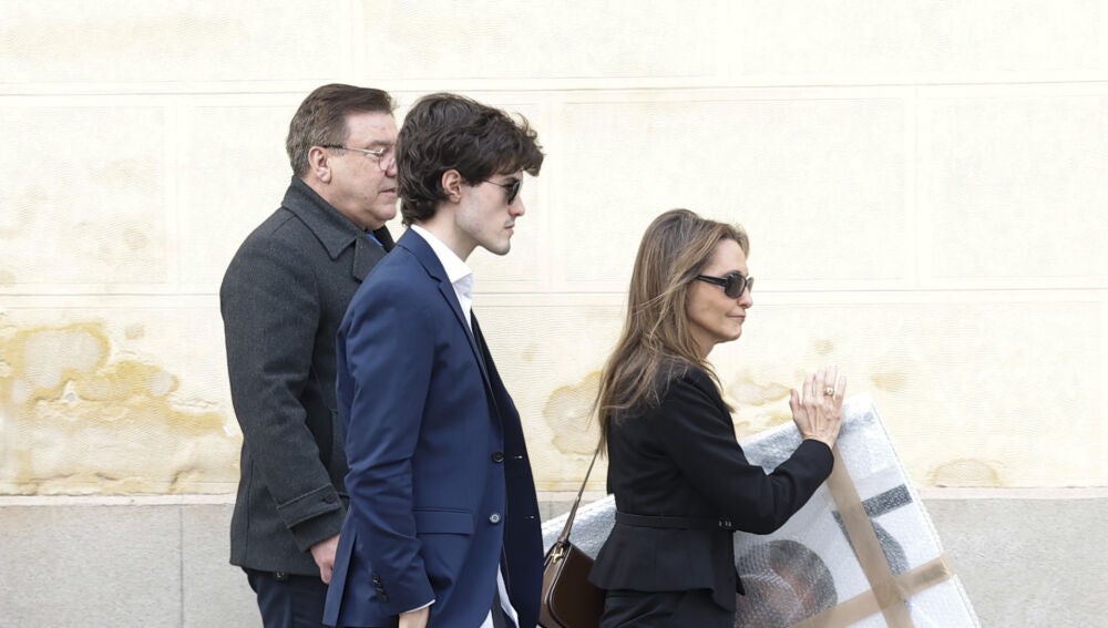 Fernando Ónega Jr. y Ángela Rodrigo en la capilla ardiente de Fernando Ónega