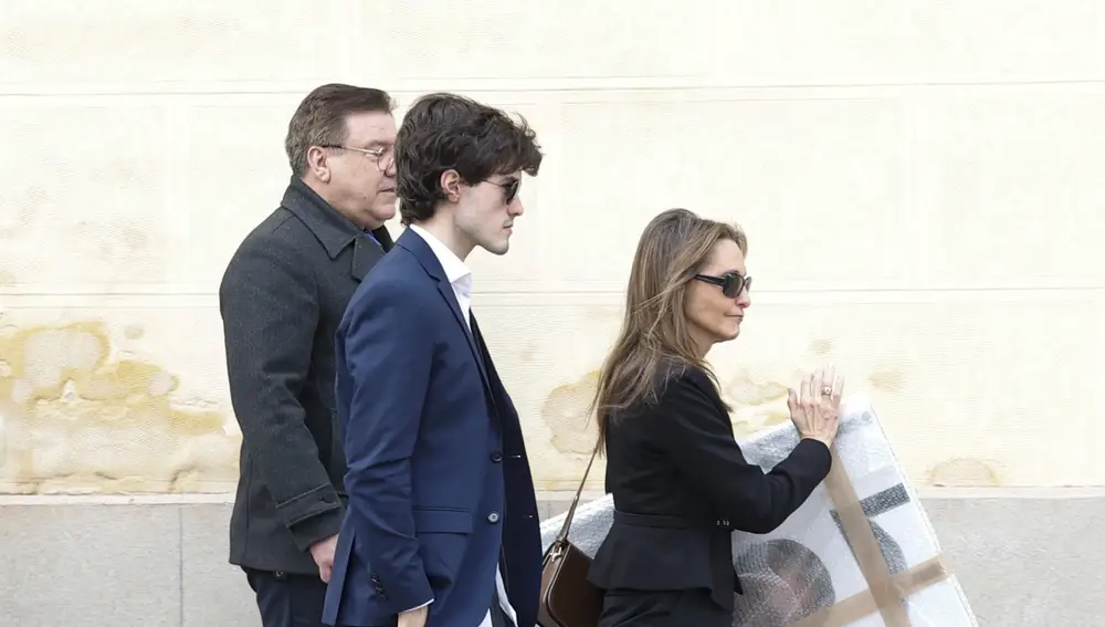 Fernando Ónega Jr. y Ángela Rodrigo en la capilla ardiente de Fernando Ónega