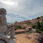 Una estatua de F&eacute;lix Rodr&iacute;guez de la Fuente contempla la localidad que le vio nacer, Poza de la Sal