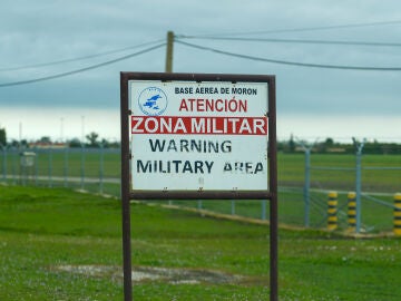 Imagen de la base militar de Mor&oacute;n tras la negativa de S&aacute;nchez a cederlas para apoyo a las operaciones contra Ir&aacute;n. A 4 de marzo de 2026 en Mor&oacute;n de la Frontera, Sevilla (Andaluc&iacute;a, Espa&ntilde;a). El presidente del Gobierno, Pedro S&aacute;nchez, mantiene la posici&oacute;n de Espa&ntilde;a del &lsquo;No a la guerra&rsquo; en relaci&oacute;n al conflicto armado de Estados Unidos e Israel contra Ir&aacute;n, por lo que sostiene la negativa de ceder las bases militares de Mor&oacute;n y Rota, para el apoyo estrat&eacute;gico en las operaciones militares. Cabe ...