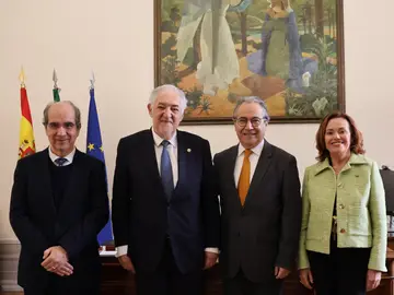 El presidente del TC, Cándido Conde-Pumpido, y la vicepresidenta Inmaculada Montalbán, en Lisboa, junto a sus homónimos del TC de Portugal El presidente del TC, Cándido Conde-Pumpido, y la vicepresidenta Inmaculada Montalbán, en Lisboa, junto a sus homónimos del TC de Portugal