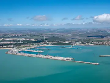 Los riesgos del «no a la guerra» de Sánchez: esto es lo que proporciona Estados Unidos a España en materia militar Imagen aérea que muestra la base naval de Rota que está arrendada a los Estados Unidos desde 1953