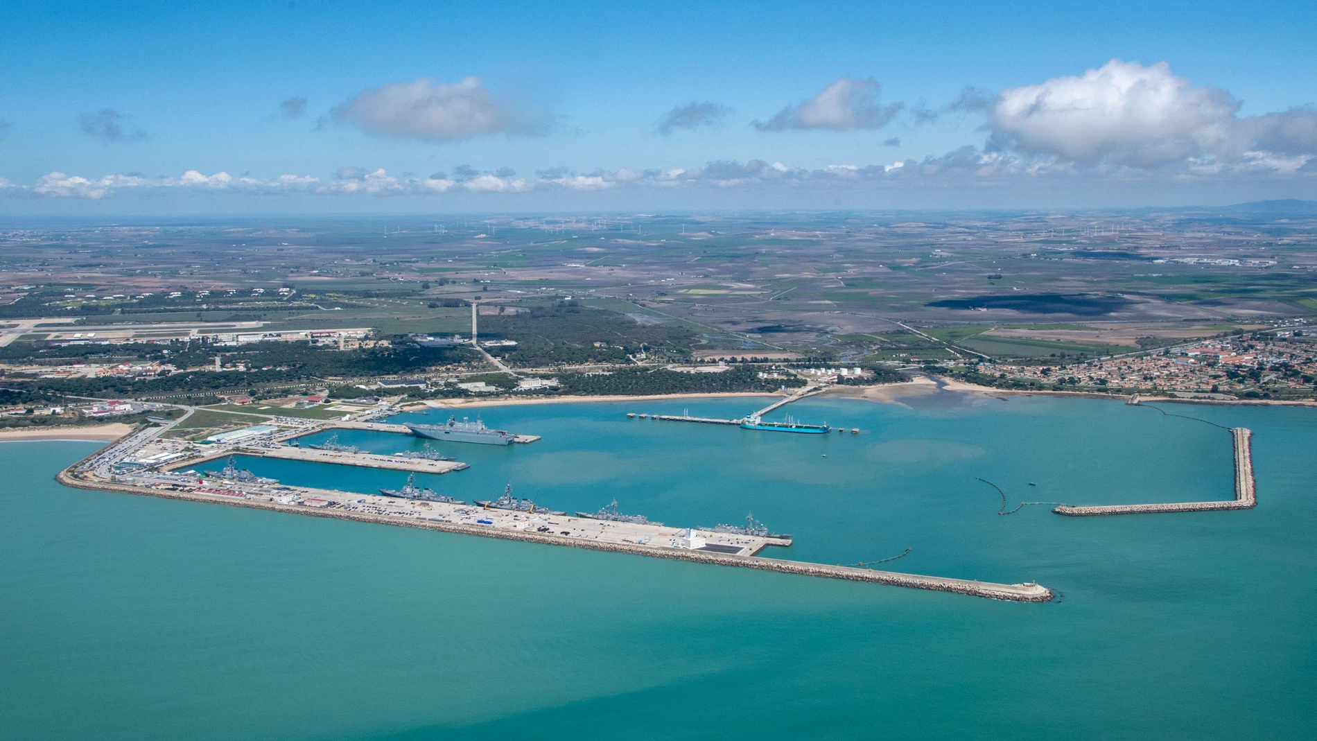 Imagen aérea que muestra la base naval de Rota que está arrendada a los Estados Unidos desde 1953