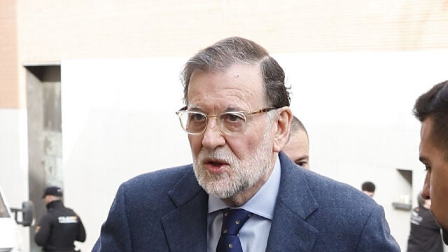 Mariano Rajoy en la capilla ardiente de Fernando &Oacute;nega