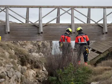 Continúa la búsqueda de la persona desaparecida tras colapsar la pasarela de Santander SANTANDER, 04/03/2026.- Las labores para tratar de encontrar a la persona desaparecida tras el colapso de una pasarela costera de Santander, que ha provocado cinco jóvenes fallecidos, continúan desde las 8:00 horas, según ha informado la Delegación del Gobierno en Cantabria. EFE/Pedro Puente Hoyos