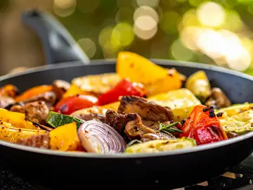 ¿Que tienen que ver los hielos con las verduras?: Porque hay que pasar un cubito de hielo sobre una sartén caliente ¿Que tienen que ver los hielos con las verduras?: Porque hay que pasar un cubito de hielo sobre una sartén caliente