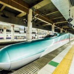 Tren bala en una estaci&oacute;n