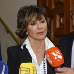 Sonsoles &Oacute;nega en la capilla ardiente de su padre, Fernando &Oacute;nega