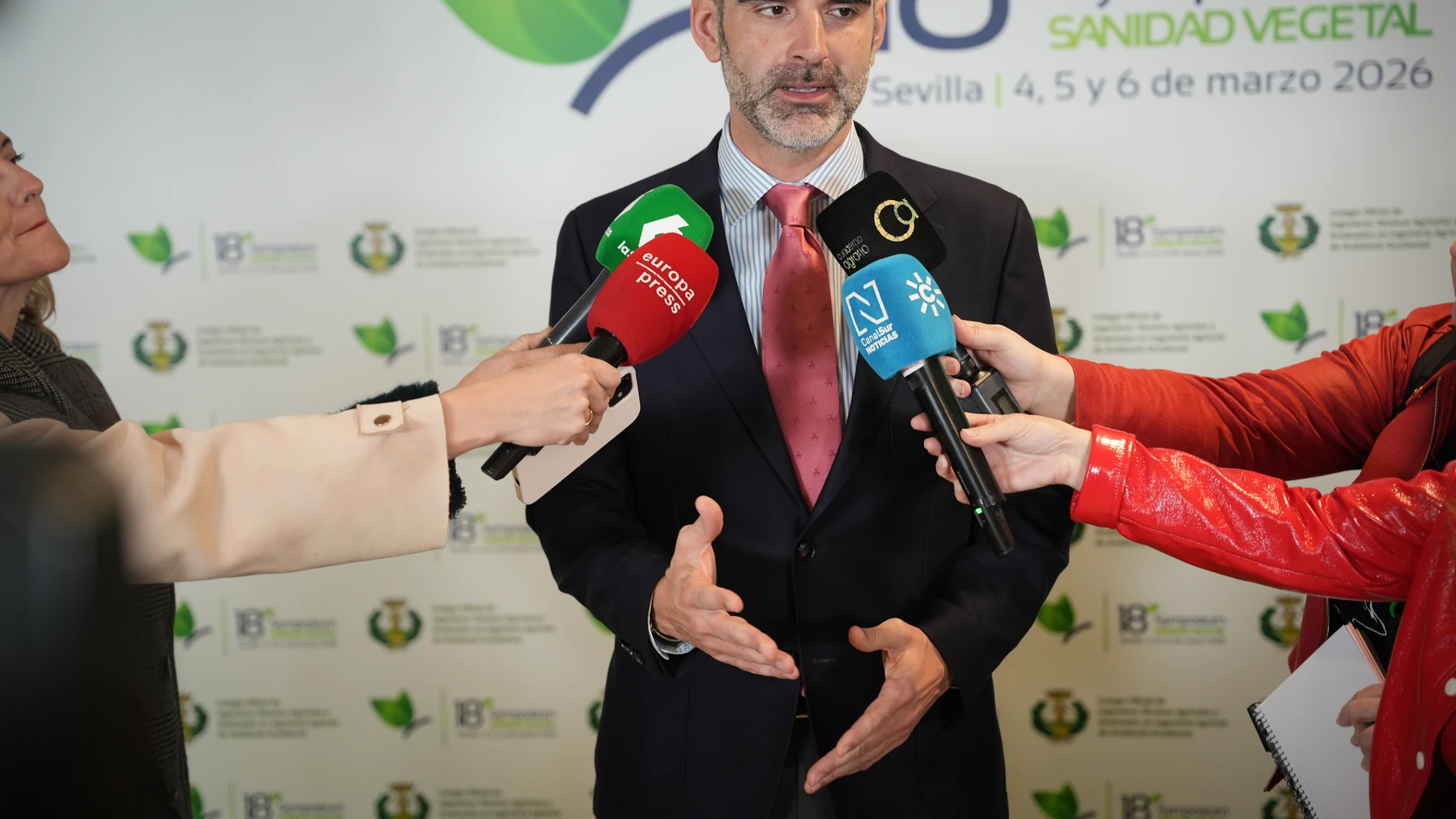 El consejero de Agricultura, Pesca, Agua y Desarrollo Rural de la Junta de Andalucía, Ramón Fernández-Pacheco, atiende a los medios antes de intervenir en la inauguración del 18º Symposium Sanidad Vegetal, que tiene lugar en Sevilla. A 4 de marzo de 2026 en Sevilla (Andalucía, España). La 18º edición del Symposium Sanidad Vegetal, que se desarrollará durante las jornadas del 4 al 6 de marzo en la capital hispalense, pone en valor la necesidad de nuevos mecanismos mas sostenibles, rápidos y ef...