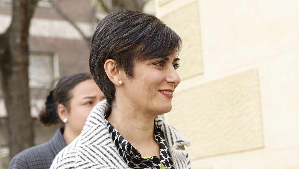 La ministra Isabel Rodríguez en la capilla ardiente de Fernando Ónega