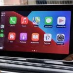 El truco para usar tu m&oacute;vil en el coche sin distraerte: as&iacute; funciona CarPlay y este es inal&aacute;mbrico