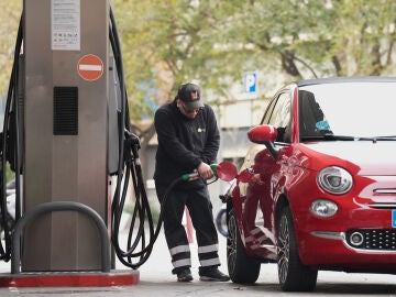 Una persona echa combustible, a 4 de marzo de 2026, en Barcelona, Catalunya (Espa&ntilde;a). El repunte del precio del petr&oacute;leo (crudo Brent) tras la escalada de tensi&oacute;n y nuevos ataques en Oriente Pr&oacute;ximo est&aacute; traslad&aacute;ndose a los carburantes. Las estimaciones apuntan a que, si se consolida el encarecimiento del crudo, el impacto podr&iacute;a ser de 8&ndash;10 c&eacute;ntimos por litro adicionales en el surtidor en las pr&oacute;ximas semanas. 04 MARZO 2026;CATALU&Ntilde;A;DI&Eacute;SEL;GASOLINA;GASOLINERA;CARBURANTE;CRUDO;PETR&Oacute;LEO; Dav...