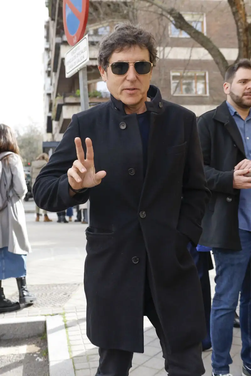 Manel Fuentes en la capilla ardiente de Fernando Ónega