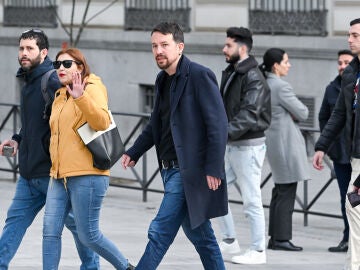 La ex asesora de Podemos Dina Bousselham y el exsecretario general de Podemos, Pablo Iglesias, a su llegada a la Audiencia Nacional, a 4 de marzo de 2026, en Madrid (Espa&ntilde;a). Villarejo y dos periodistas se sientan desde el lunes, 2 de marzo, en el banquillo de los acusados por el denominado 'caso Dina', en el que se investiga el recorrido que tuvo la tarjeta telef&oacute;nica de la exasesora de Podemos Dina Bousselam desde que le robaron el m&oacute;vil en 2015 hasta que parte de la informaci&oacute;n que conten&iacute;...