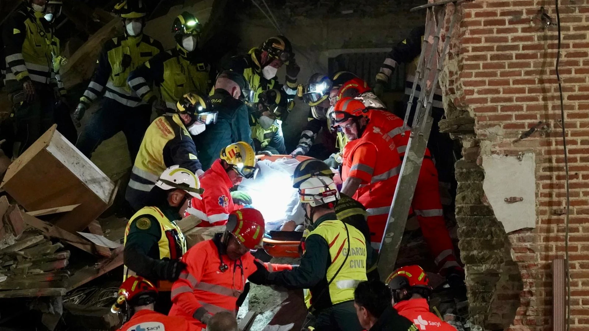 Rescate de una de las heridas en el derrumbre de Siete Iglesias de Trabancos (Valladolid)