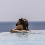 Piscina infinita con vistas al mar en el resort Fairmont La Hacienda