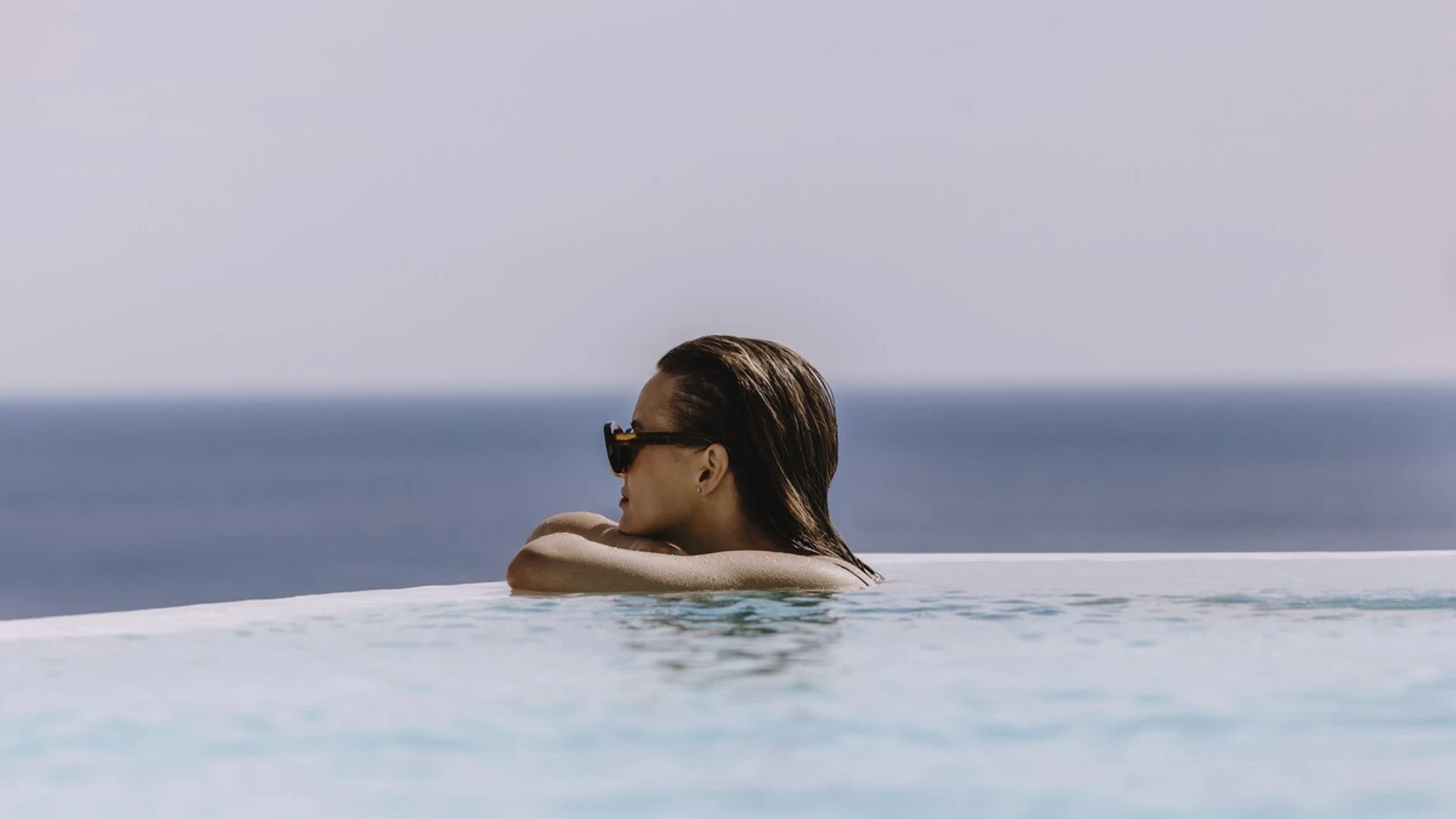 Piscina infinita con vistas al mar en el resort Fairmont La Hacienda