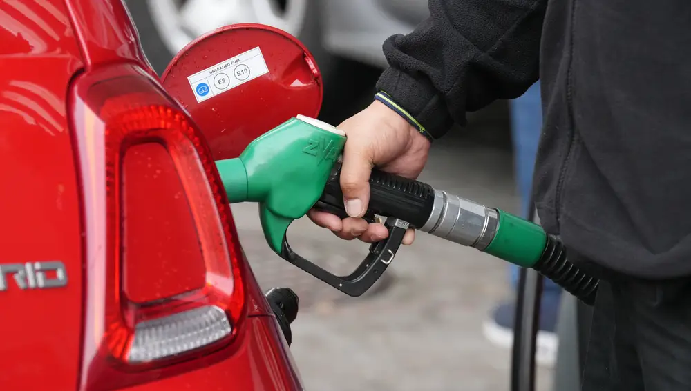 Una persona echa combustible, a 4 de marzo de 2026, en Barcelona, Catalunya (España). El repunte del precio del petróleo (crudo Brent) tras la escalada de tensión y nuevos ataques en Oriente Próximo está trasladándose a los carburantes. Las estimaciones apuntan a que, si se consolida el encarecimien