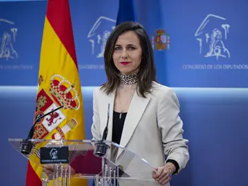 Belarra reclama a Sánchez que demuestre su 'No a la guerra' La secretaria general de Podemos, Iones Belarra, durante una rueda de prensa, en el Congreso de los Diputados, a 4 de marzo de 2026, en Madrid (España). Belarra ha reclamado al presidente del Gobierno que demuestre con medidas su compromiso con el 'No a la guerra' y proceda a clausurar las bases de Rota y Morón, sacar a España de la OTAN, romper relaciones con Estados Unidos (EEUU) e intervenir los precios de la vivienda, alimentación y medicamentos. 04 MARZO 2026 Jesús Hellín / Europa Pr...