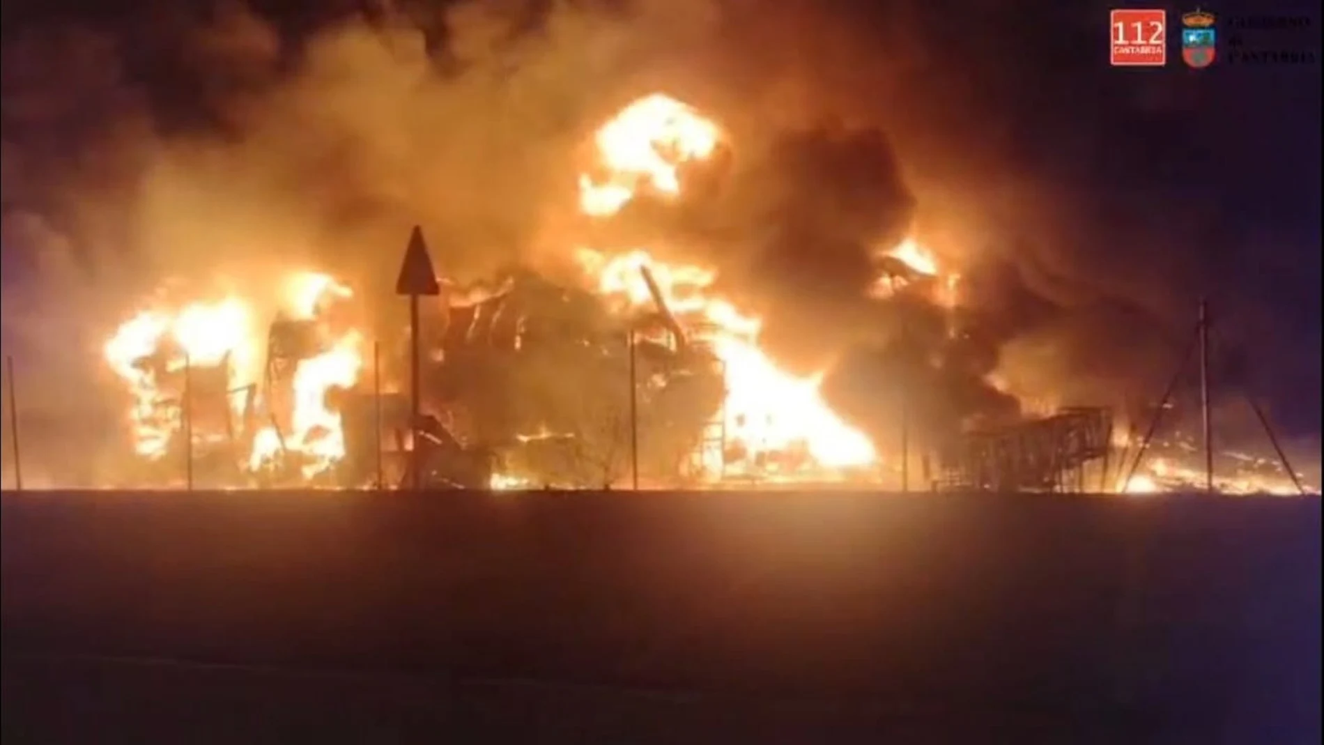 Sucesos.- AMP.- El Gobierno envía un Es-Alert a la zona del incendio de Los Tánagos y aconseja cerrar puertas y ventana