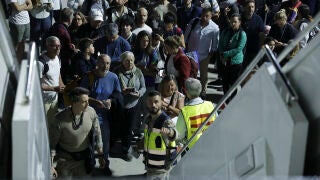 Mascate (Om&aacute;n), 04/03/2026.- Embarque en el avi&oacute;n A330 del Ej&eacute;rcito del Aire y del Espacio, con capacidad para unas 250 personas, en el aeropuerto de Om&aacute;n para evacuar a espa&ntilde;oles que se encuentran atrapados en Oriente Medio debido a la guerra de Ir&aacute;n y desean regresar a Espa&ntilde;a. EFE/M&ordm; de Defensa -S&Oacute;LO USO EDITORIAL/SOLO USO PERMITIDO PARA ILUSTRAR LA NOTICIA QUE APARECE EN EL PIE DE FOTO (CR&Eacute;DITO OBLIGATORIO)- 