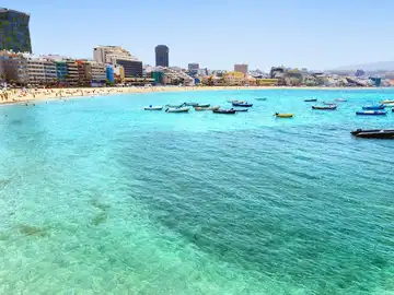 Los dos destinos españoles que recomienda el medio de viajes más influyente del Reino Unido para Semana Santa Playa de Las Canteras, Las Palmas de Gran Canaria