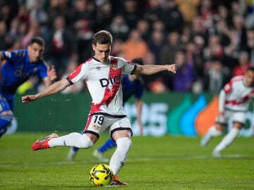 Jorge de Frutos of Rayo Vallecano shoots for goal in penalty during the Spanish League, LaLiga EA Sports, football match played between Rayo Vallecano and Real Oviedo at Estadio de Vallecas on March 4, 2026, in Madrid, Spain. AFP7 04/03/2026 ONLY FOR USE IN SPAIN
