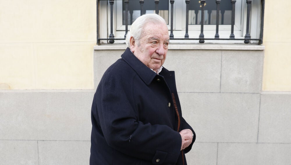 Ramón Sánchez-Ocaña en la capilla ardiente de Fernando Ónega