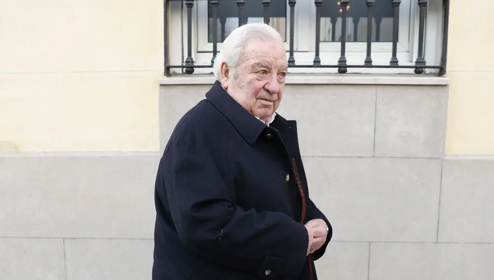 Ramón Sánchez-Ocaña en la capilla ardiente de Fernando Ónega