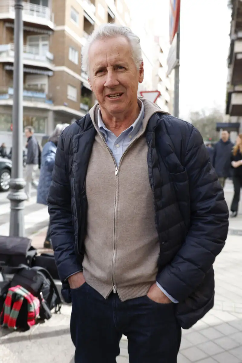 Lorenzo Milá en la capilla ardiente de Fernando Ónega