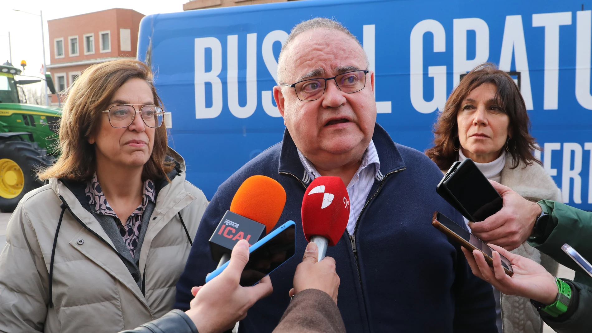Alejandro Vázquez atiende a los medios en Palencia en presencia de Ángeles Armisén y Mercedes Cófreces