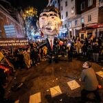 Revuelta, la organizaci&oacute;n juvenil de la &oacute;rbita de Vox convocante de las concentraciones en Ferraz, ha llamado a tomar las uvas esta Nochevieja frente a la sede federal del PSOE, siguiendo la estela de las manifestaciones contra la amnist&iacute;a que se suceden all&iacute; desde hace semanas. 